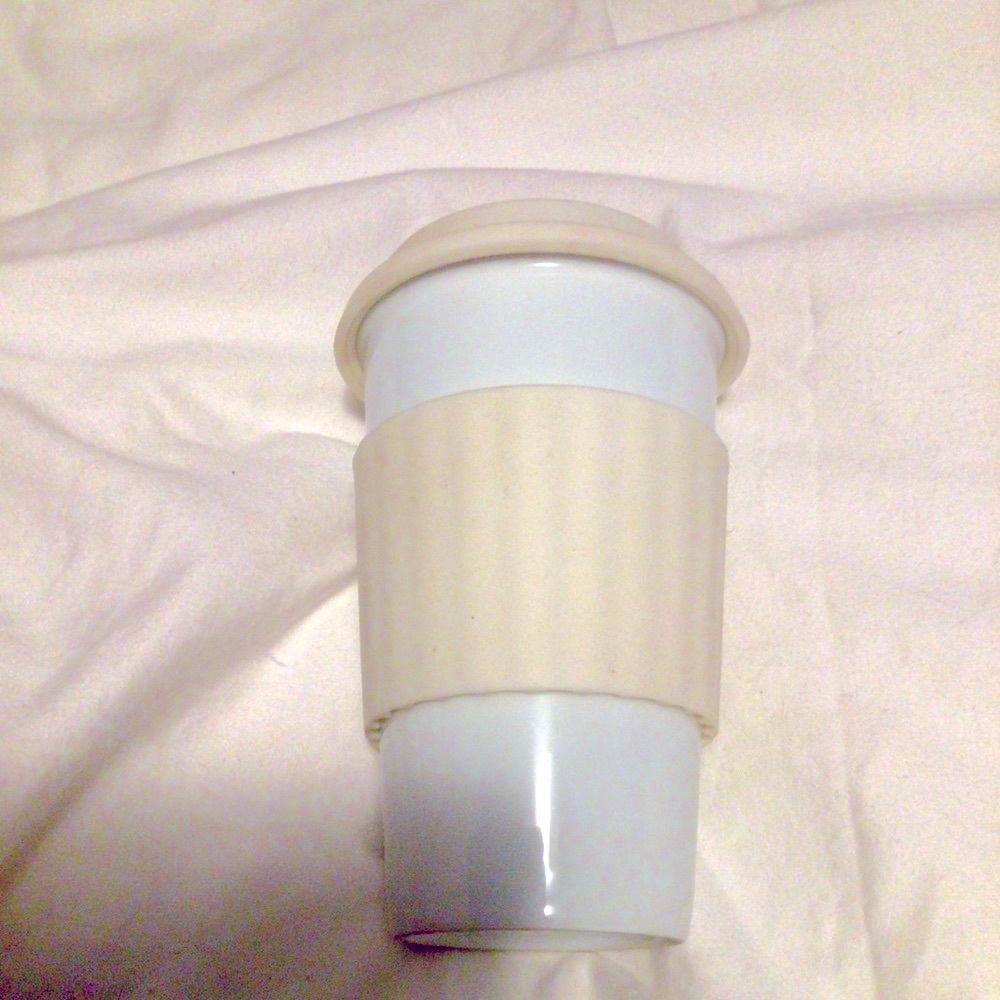 Ceramic travel coffee mug with removable sleeve